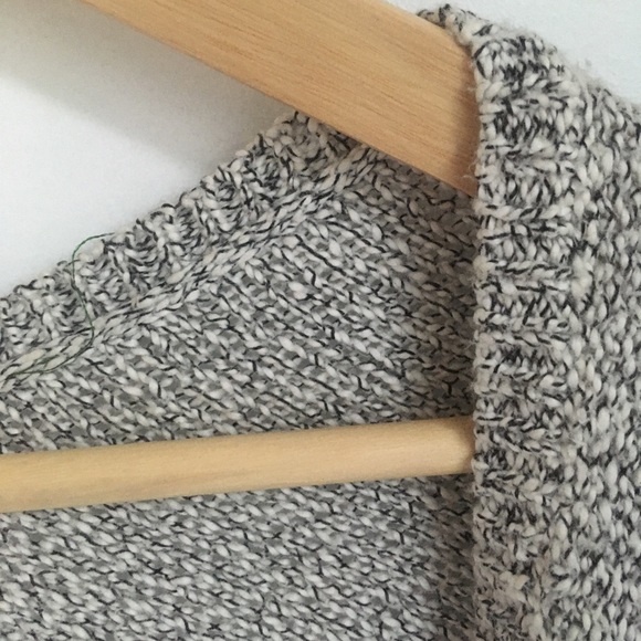 Aritzia Community Cape - Picture 5 of 15